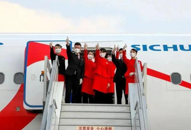 空难奇迹：1988年，飞机在24000英尺高空出现大洞，仅一人遇难
