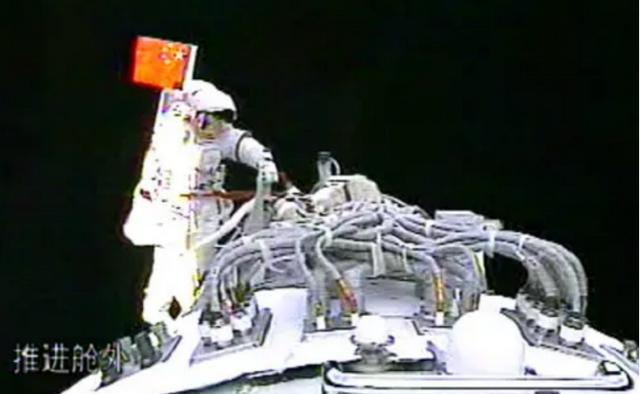 翟志刚回忆“太空漫步”：地球在空中悬着，真怕它飘跑了