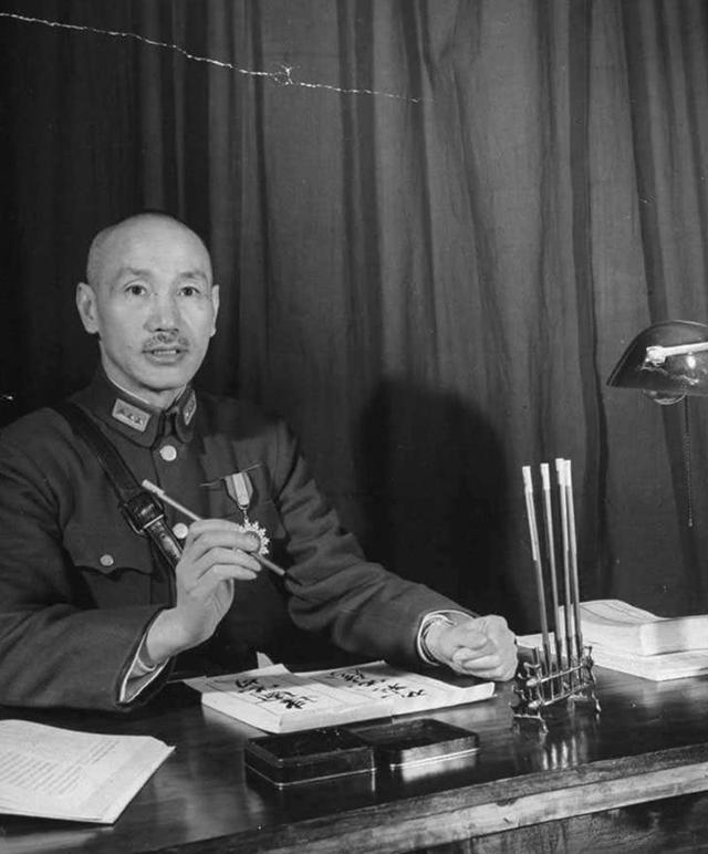 苦等27年黄维终于获特赦，夫妻团聚后他一声“滚”，妻子投河自尽