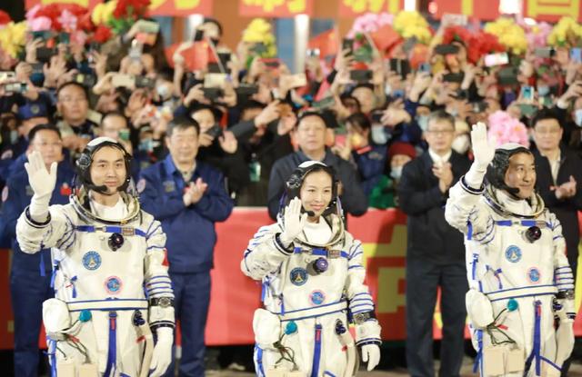 太空出差三人组回来，背后也有何鸿燊的功劳，曾为中国航天捐上亿