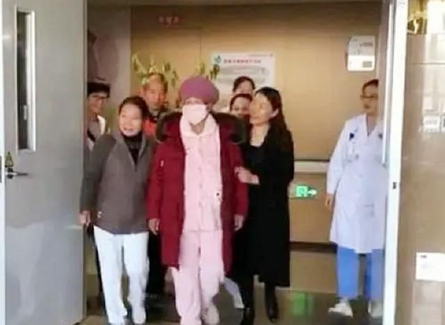 2019年67岁老太坚持产女：退休金足够养活，随后却带孩子直播带货
