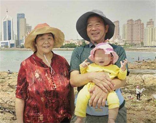 2019年67岁老太坚持产女：退休金足够养活，随后却带孩子直播带货