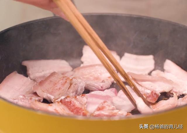 美味的蒜香蜜汁五花肉，搭配米饭一起吃，鲜嫩爽口，孩子特爱吃