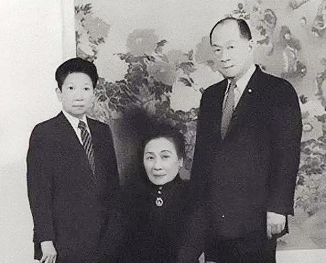1975年蒋介石去世，宋美龄下令给蒋经国打镇静剂，现场无一人敢动