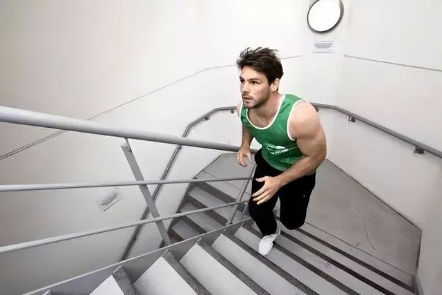 掌握正确方式,爬楼梯也能起到健身作用 爬楼梯锻炼身体采用哪种方式