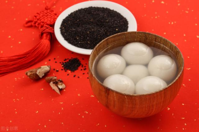一道凉拌木耳把人送进ICU？这5种食物比砒霜还“毒”，可别再吃了