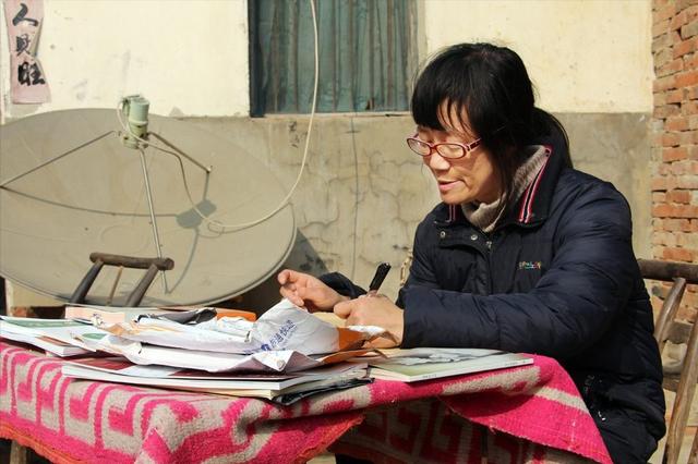 带着残疾嫁人的余秀华，婚后生子还被嫌弃，成名后给钱给房要离婚