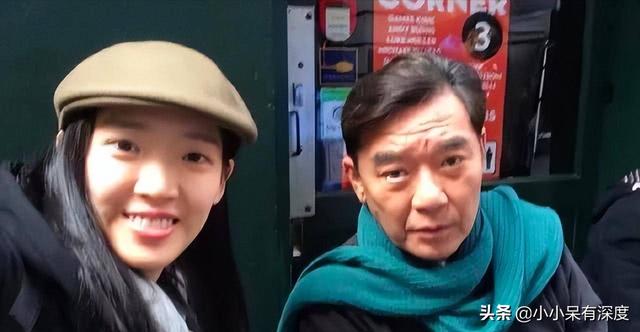老戏骨李立群的隔离生活，与妻子照片，头发花白互相依偎恩爱十足