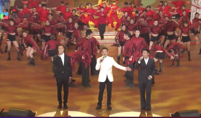 刘德华、谢霆锋和陈伟霆演唱了《中国人》并打动了开场，梦想回到1997年。
(图2)