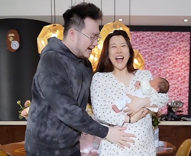 宋丹丹90后儿子再当爹！大7岁老婆3年前生大儿子，被老公宠成公主