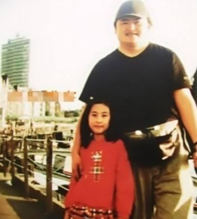 上过9次春晚的刘欢：与妻子认识9天闪婚，结婚33年恩爱，独女优秀