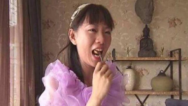 8年前，周兰君称“非5000万富二代不嫁”，如今仍未婚但变化惊人