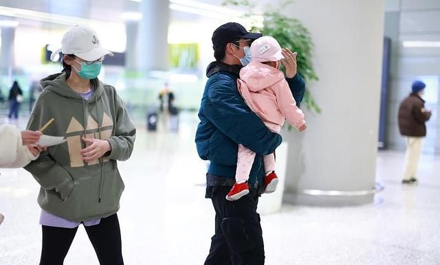 Zheng Kai showed up with his wife and daughter, Miao Miao successfully ...