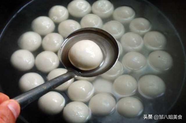 炸汤圆，不要直接下锅炸，教你一个妙招，汤圆不开裂不变形不炸锅