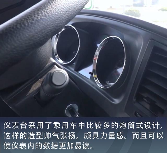 拉砂石料自卸车