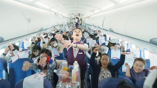 飞机万米高空玻璃爆裂,副机吸出窗外,机长34分钟迫降128人!催泪片
