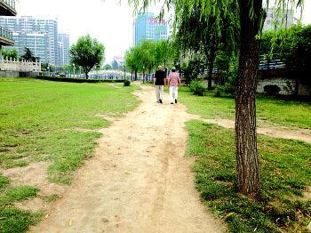 夜暮降临.我与好友步游