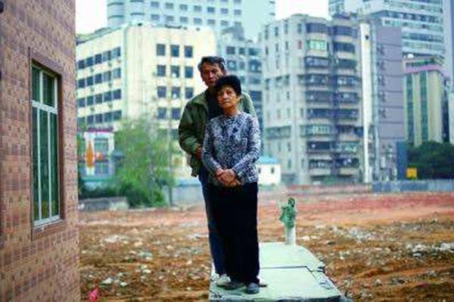深圳钉子户蔡珠祥：夫妻联手获得1700万拆迁款，分完钱后家散了