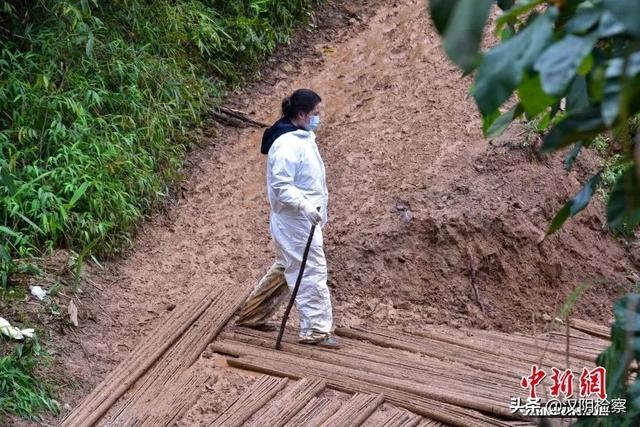 MU5735家属带走现场一罐泥土