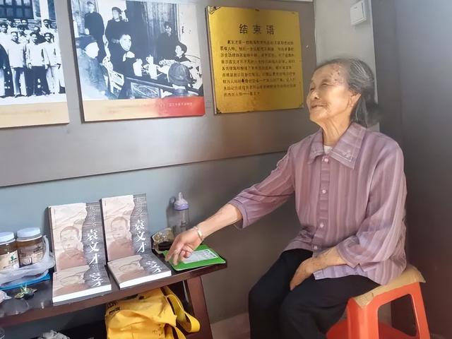 袁文才被错杀后，妻子谢梅香和孩子们被两面追杀，境况凄惨