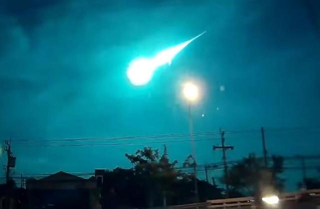 美国上空传来不明巨响，巨型火球从天而降，速度达每秒24千米