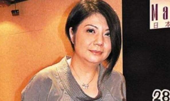 1986年黄家驹在拍摄《暴风少年之黑仔强》相识,当时黄家驹和潘先丽的