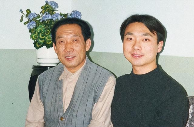 康辉：娶师妹刘雅洁，丁克22年让父母抱憾离世，风光的背后是眼泪