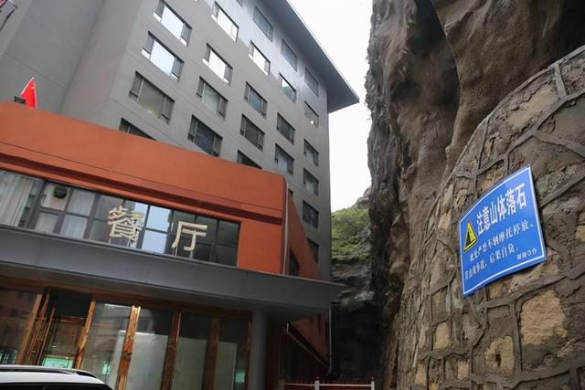 延安一酒店，建成有5年時間，夾在兩​個​大山之間，安全又新穎
