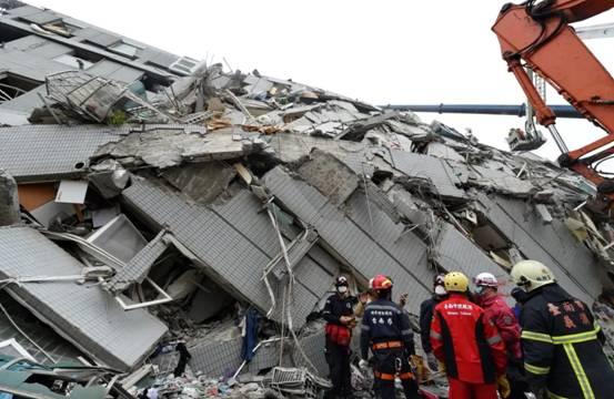 大震前兆？我国台湾8小时发生79次地震，路面出现10吨巨石