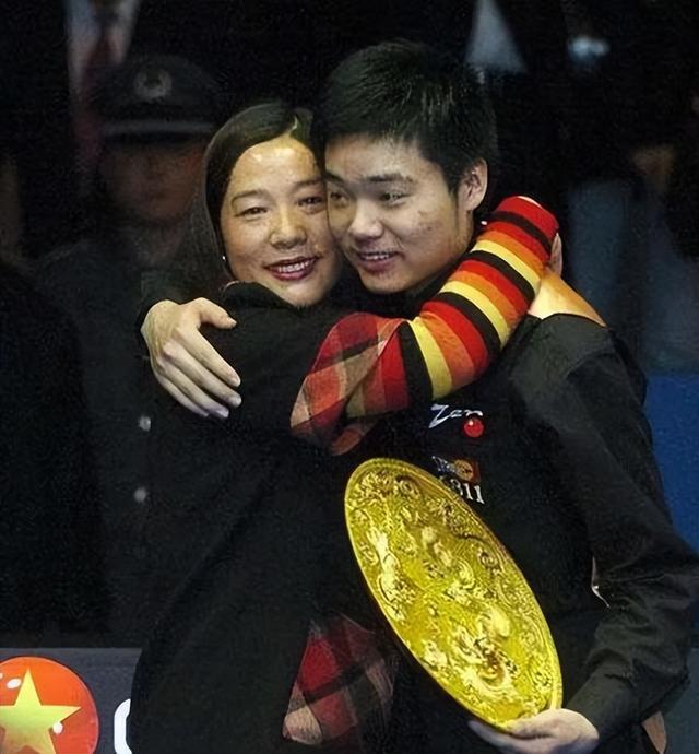 丁俊晖泪目:以奖杯告慰天堂里的母亲,我和家人会过好每一天