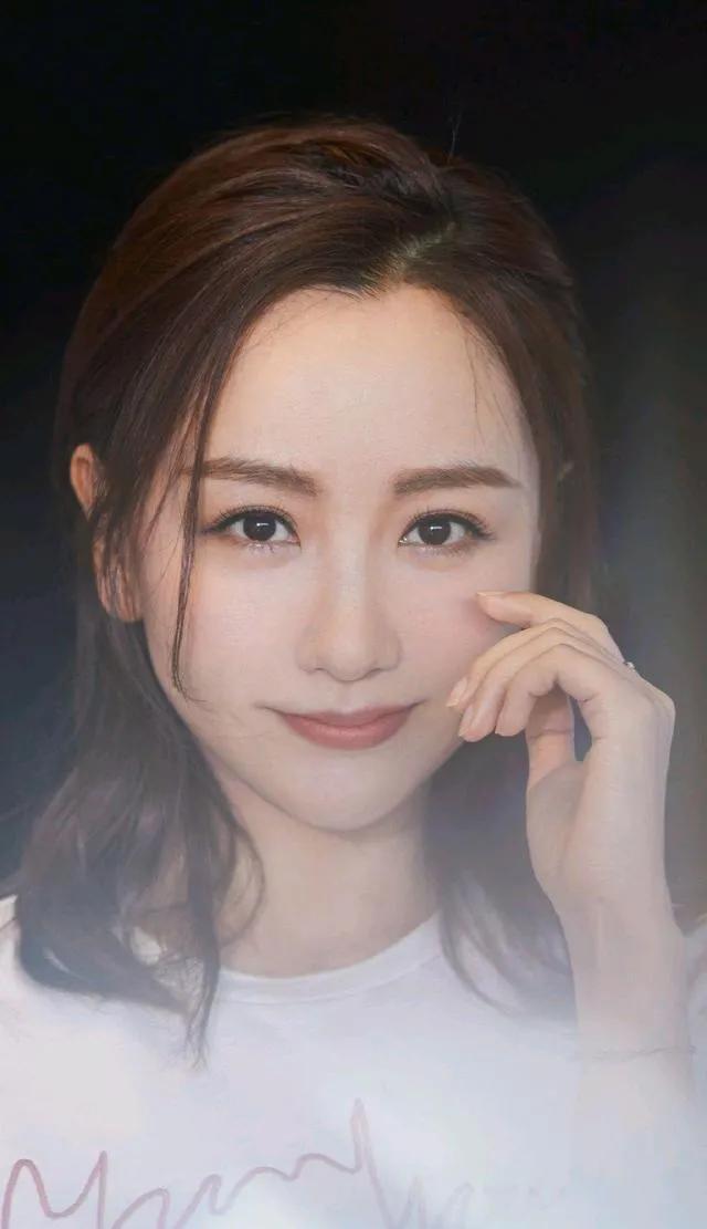 演技好、业务能力强，却捧不红的8位女星，杨幂张艺谋也带不动