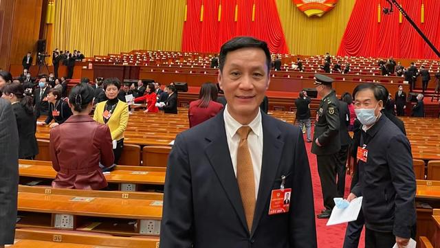 老戏骨出席会议！张光北罕露面，张凯丽皮裤吸睛，成龙低调站角落