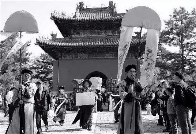 清朝亡了111年，至今为何还有人守皇陵，谁来发工资？他们是谁？
