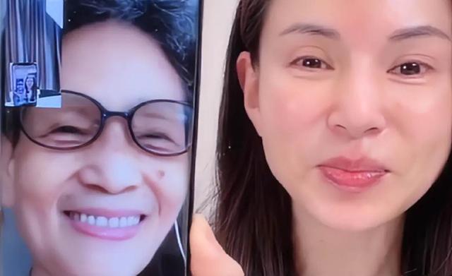 母女隔空互动！55岁李若彤直播间连线母亲，被指继承对方美貌