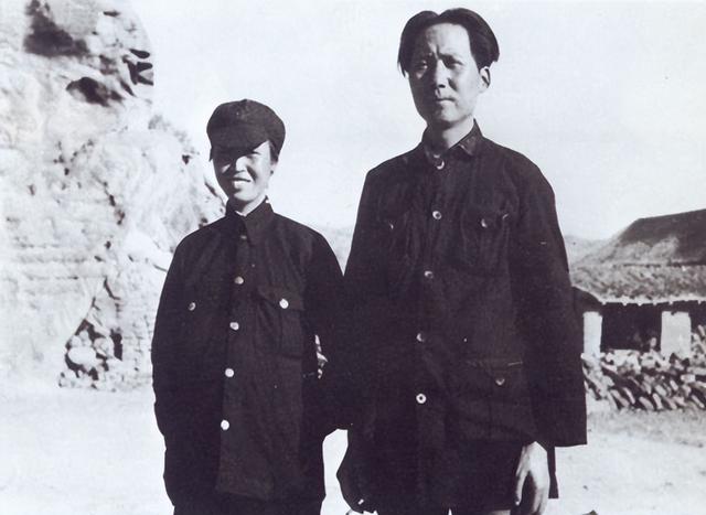 64年李敏去参观博物馆，讲解员小声说：那个女孩长得很像毛主席