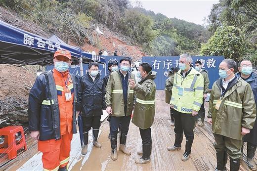 东航5735救援，飞机残骸深入地下20米，救援队为何不用挖掘机