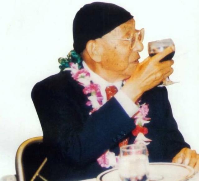 于凤至和赵一荻临终前，都交待为张学良留墓穴，张学良最后选择谁