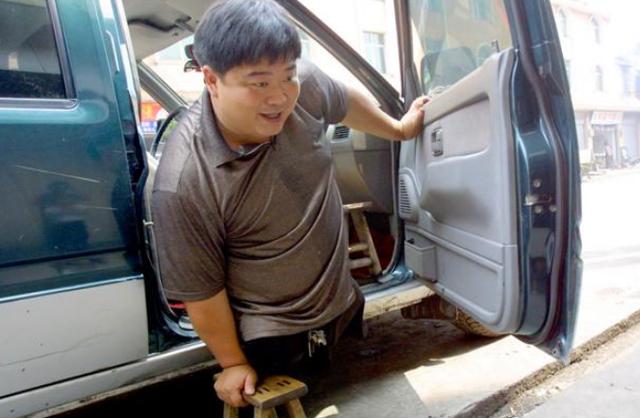 唐毅：7岁失去双腿，21岁借300元创业，如今资产上亿、娶妻生子