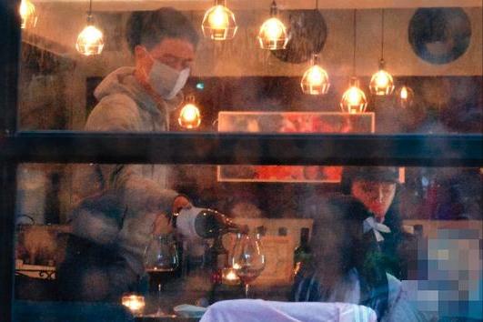 霍建华转身嫁给了林心如，周洁深受其害？请全家人来吃饭，以打破不和的谣言
(图5)