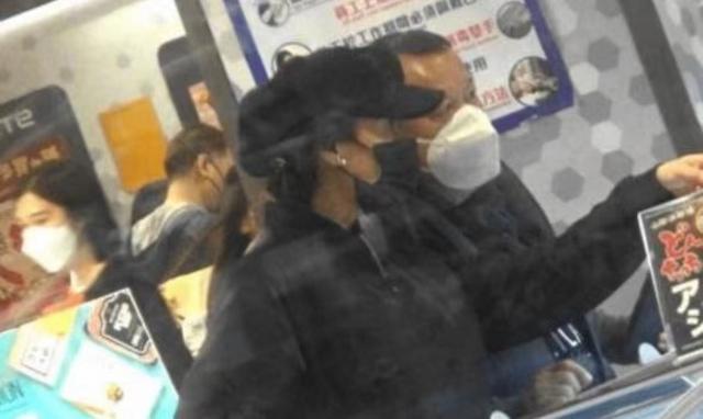 曾志伟照顾好友遗孀，两人逛超市一同回家，多年陪伴关系引人生疑