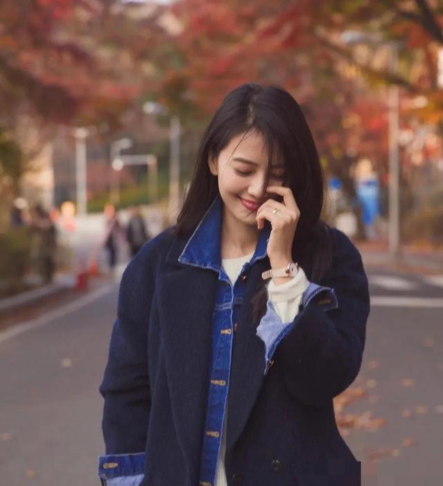 高圆圆穿大衣不单调沉闷还有个小tip,她会选择围巾,链条包,墨镜等配饰