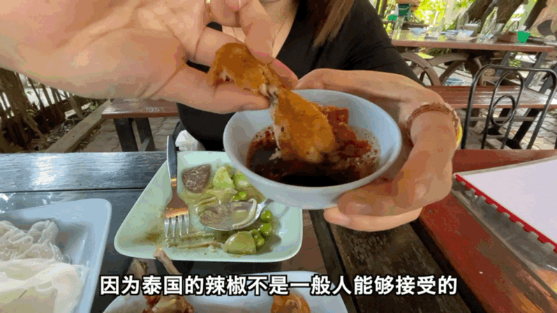 5元一個泰國脆皮炸雞，咬一口咔咔爆汁，大口吃肉超過瘾