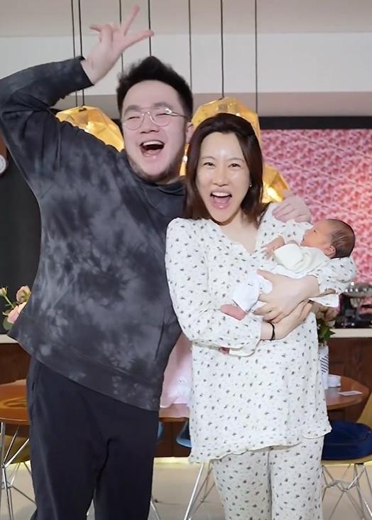 宋丹丹90后儿子再当爹！大7岁老婆3年前生大儿子，被老公宠成公主