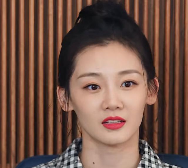 虽然说女明星的脸都很小,也都是巴掌脸,但是从照片里看苗苗的鼻子