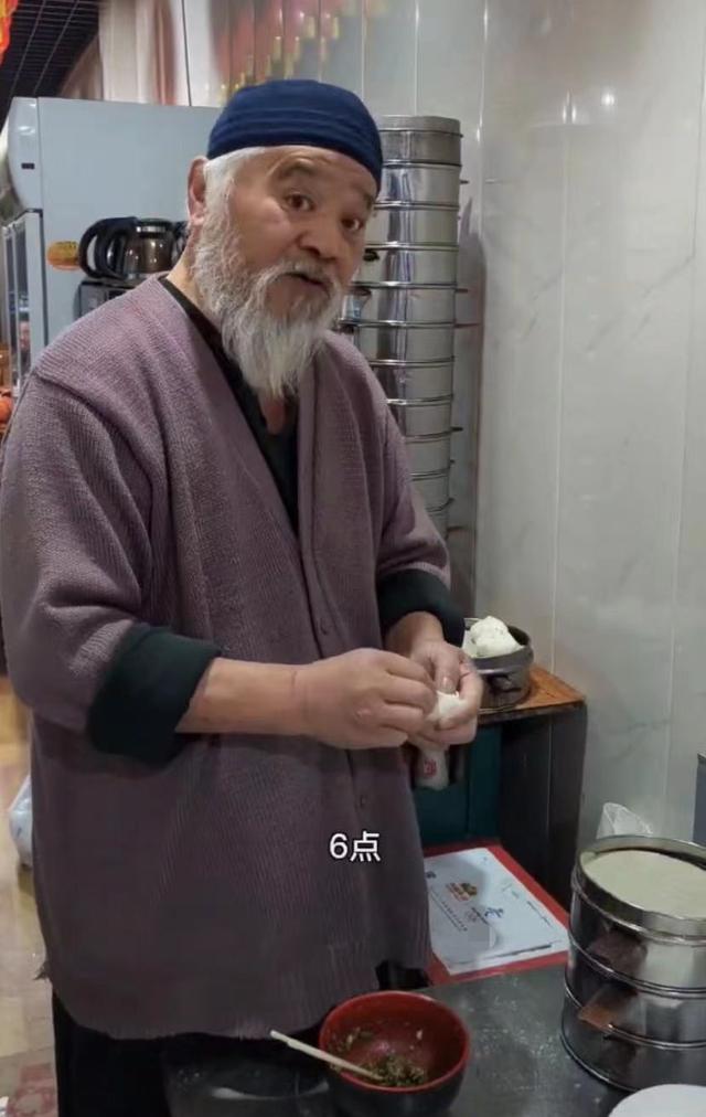 67岁李琦清晨在包子铺操劳！老来瘦手浮肿，糖尿病缠身仍酒肉不断