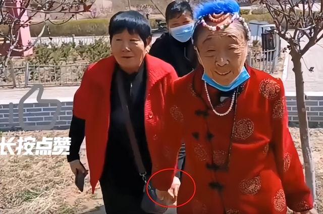 85岁马玉琴迎接70多岁婆婆，牵手逛街场面和谐，网友：丢人现眼