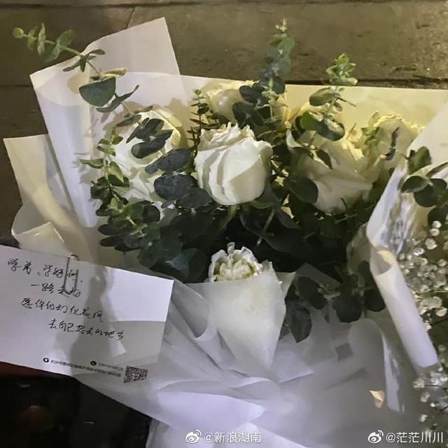 长沙学生自发前往倒塌事故地献花的简单介绍