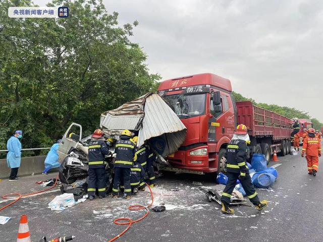 杭州高速4辆货车追尾，被救5人已送医救治