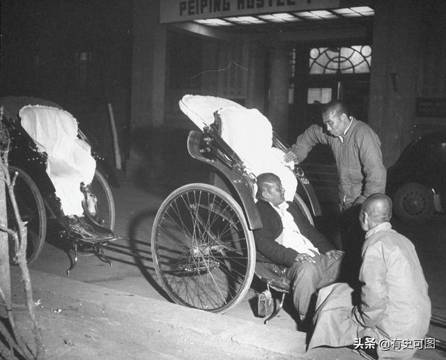 1946年的紫禁城外停滿了汽車，太和殿上放著袁世凱的西洋寶座