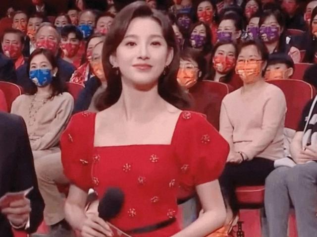 春晚主持人服装女款图片（2022春晚主持人服装图片）